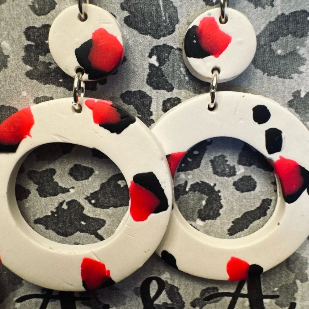 Abstract‎ White and Red Circle Earrings